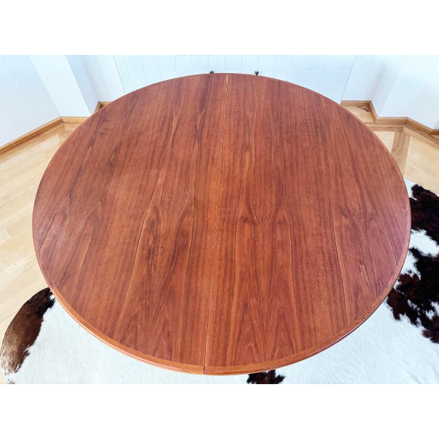 Brown Danish MCM Ex.+ Teak Wood Grain Dining Table by Dyrlund Denmark 1960s, Mod. 9276 For Sale - Image 8 of 13