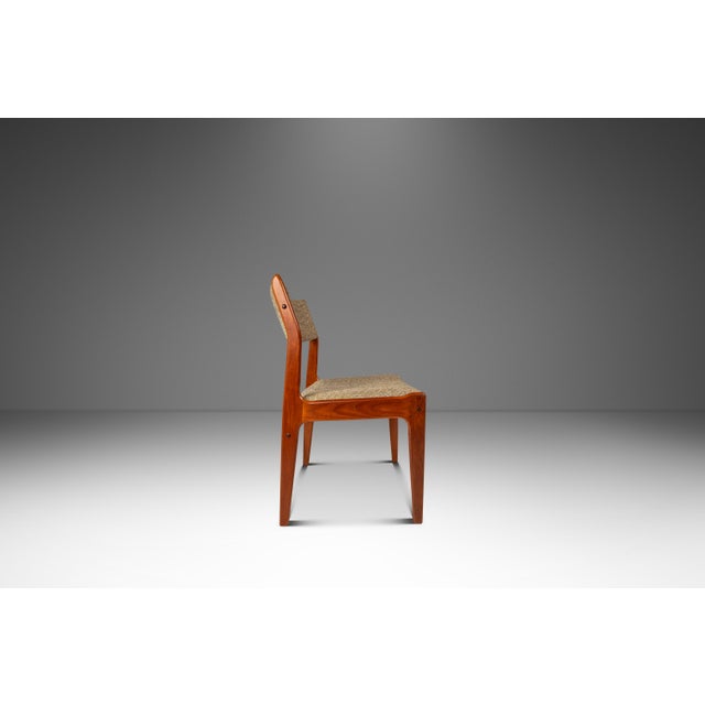 1970s Danish Mid-Century Modern Dining / Desk Chair in Solid Teak & Original Oatmeal Fabric by Scandinavia Woodworks Co., C. 1970's For Sale - Image 5 of 18