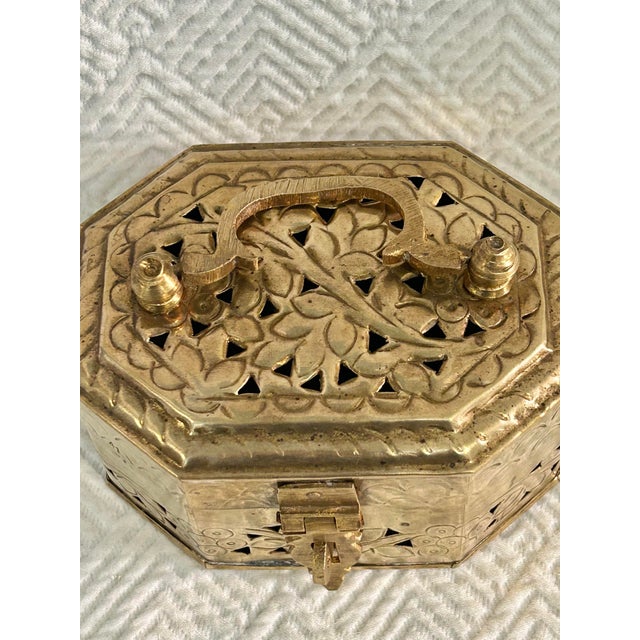 Metal Mid 20th Century Brass Chinoiserie Pierced Floral Cricket Box For Sale - Image 7 of 9