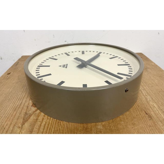 Grey Industrial Factory Wall Clock from Pragotron, 1960s For Sale - Image 10 of 17