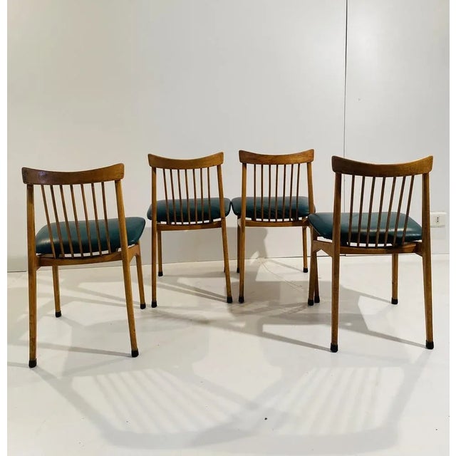 Structure in solid beech wood and sitting in green horigal skii.