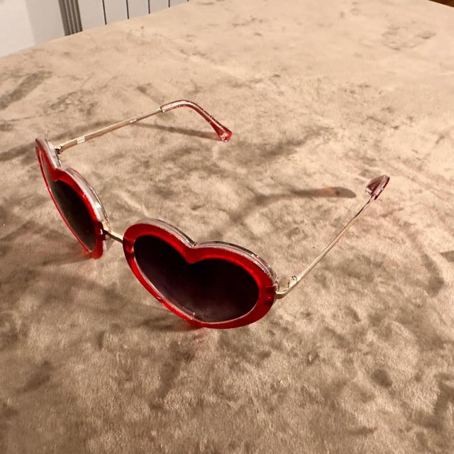 Vintage Red Heart-Shaped Sunglasses With Bold Red Frame by Linda Farrow For Sale - Image 4 of 11