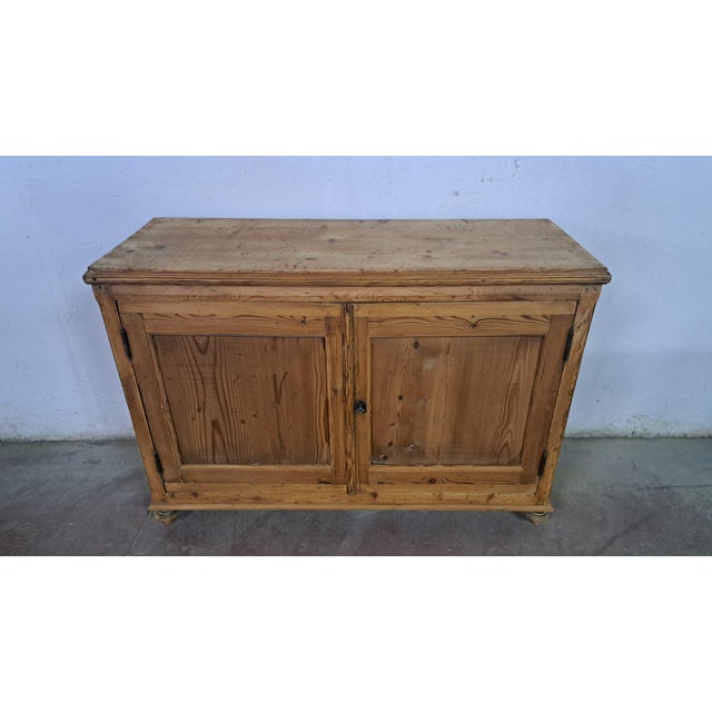 Small Tuscan Fir Sideboard, 1890s, in Good conditions. Designed 1890 to 1919