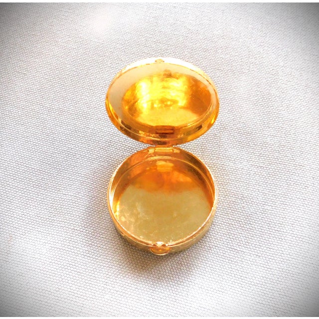 Art Deco Vintage Round Paisley Etched Ring Box With an Oval Pearl For Sale - Image 3 of 9