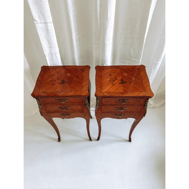 Louis XV French Bedside Tables with Floral Marquetry, 1940s, Set of 2 For Sale - Image 3 of 17