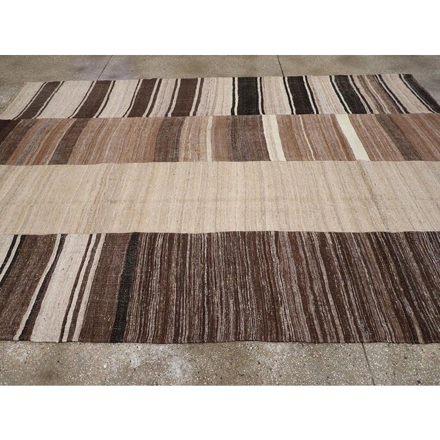 Galerie Shabab Collection Mid-20th Century Turkish Flatweave Kilim Room Size Carpet For Sale - Image 4 of 8