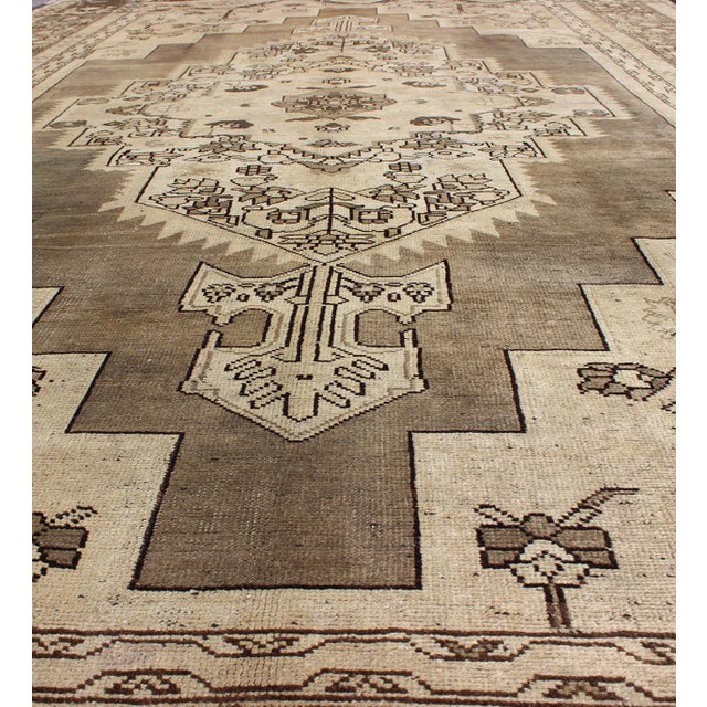 Mid 20th Century Turkish Oushak Rug With Layered Sub-Geometric Vintage in Shades of Brown & Cream 7'6 X 12'9 For Sale - Image 5 of 10