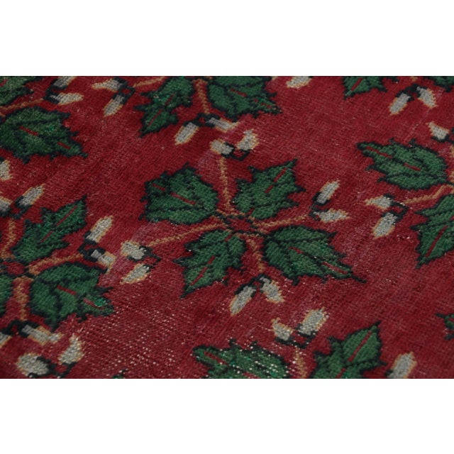 Vintage Turkish Runner, Red and Green With All-Over Floral Patterns – Rug & Kilim For Sale In New York - Image 6 of 7