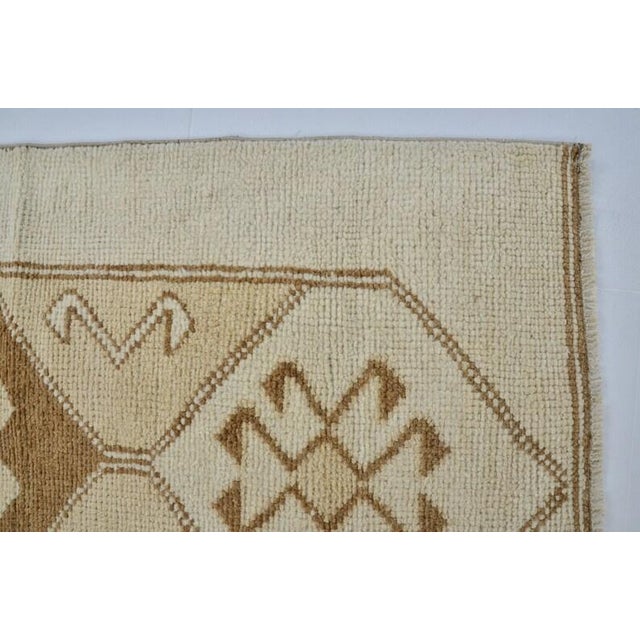 Off-white 1950s Anatolian Wool Neutral Geometric Runner For Sale - Image 8 of 10