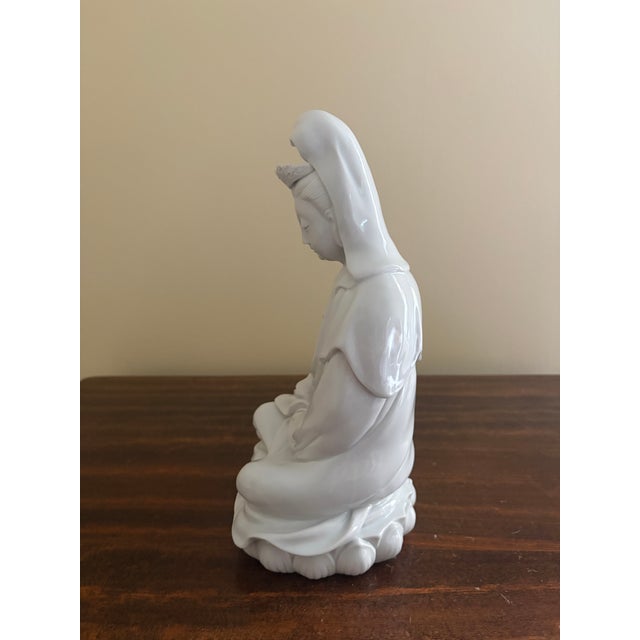 Mid 20th Century Blanc De Chine Porcelain Seated Kwan Yin Figure For Sale - Image 10 of 11