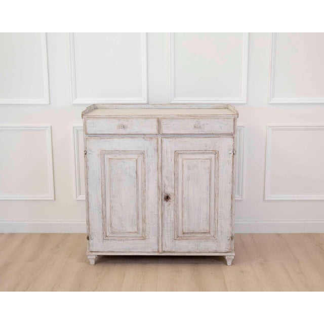 Made in Sweden around 1800, this Gustavian sideboard belongs to the Swedish neoclassical tradition that took its name from...