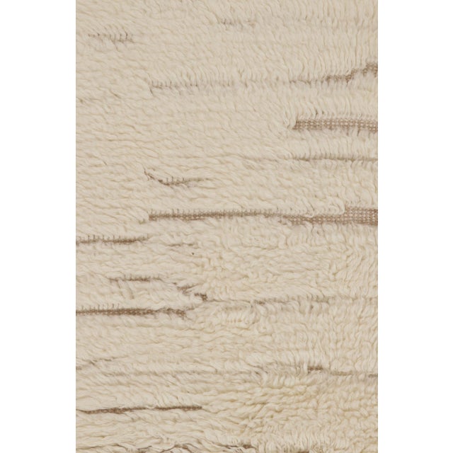 Rug & Kilim’s Contemporary Moroccan-Inspired Shag Rug in Beige and White Tones For Sale In New York - Image 6 of 9