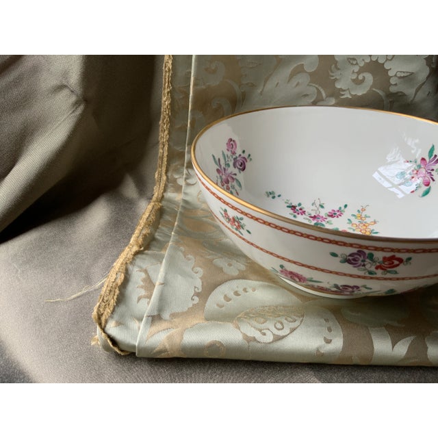 Green Exquisite 19th Century French Chinnoiserie Footed Porcelain Bowl With Heraldic Crest For Sale - Image 8 of 11