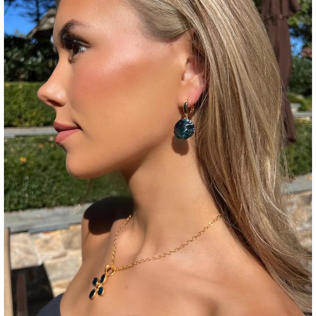 This drop earring features a rich hue of London Blue in a rough cut quartz