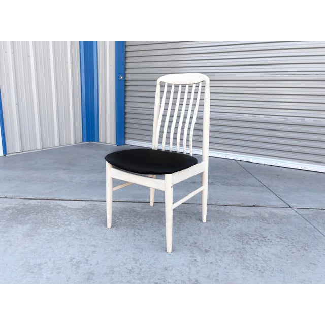 1990s Mid-Century White Slatted Dining Chairs With Black Vinyl Seats - Set of 6 For Sale - Image 11 of 14