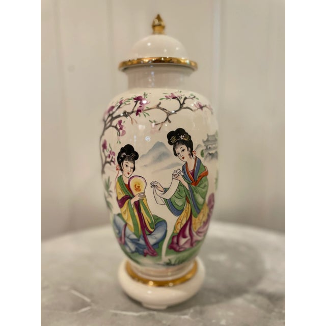 Mid-Century Modern Pair of Vintage Mid Century Chinoiserie Japanese Geisha Floral Gold Ginger Jar Vase Famille Rose Style For Sale - Image 3 of 8