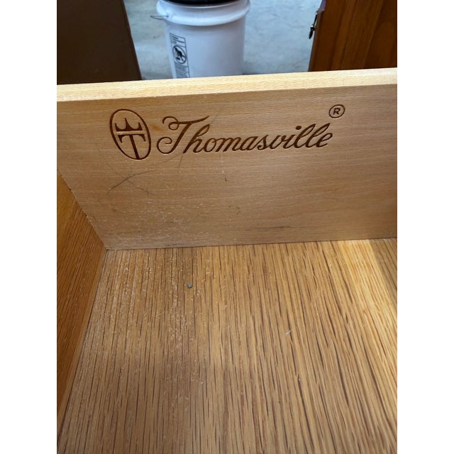 Traditional Mid 20th Century Pair of Thomasville Side Tables For Sale - Image 3 of 4