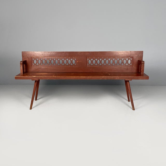 Italian Art Deco bench in red wood, 1930s Bench or display stand in burgundy-red painted wood. The rectangular backrest...