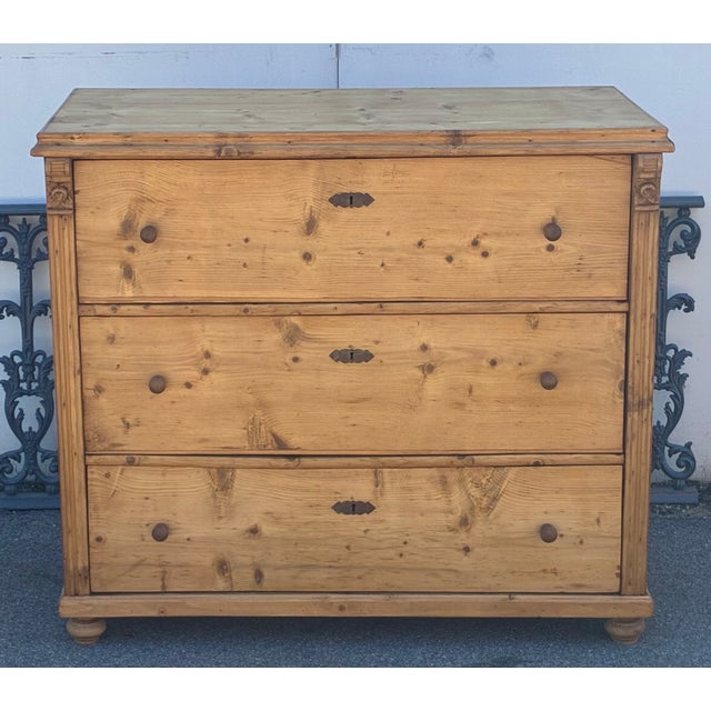 This is a large country chest of three equal depth hand-cut dovetailed drawers, the deep drawer fronts are on a level...