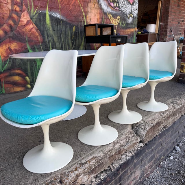 Straight out of your mid century dreams - check out this tulip style dining set with four authentic knoll chairs. Each...