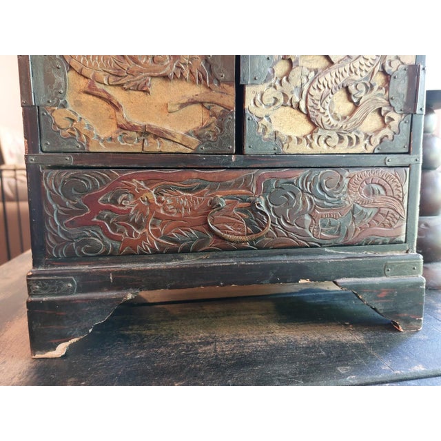 Antique 1880s Chinese Dragon Lacquer Gilt Jewelry Chest Cabinet Qing Dynasty For Sale In Wichita - Image 6 of 18