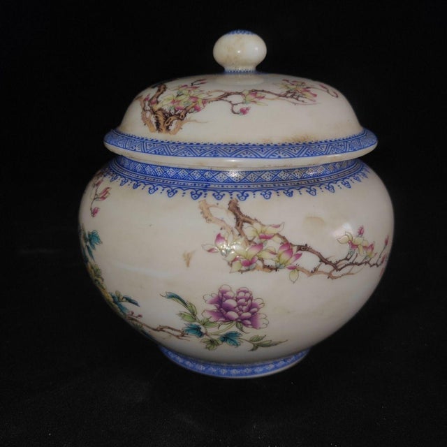 Late 20th Century Pair of Chinese Famille Rose Porcelain Covered Jars With Birds & Peony Motif For Sale - Image 5 of 9