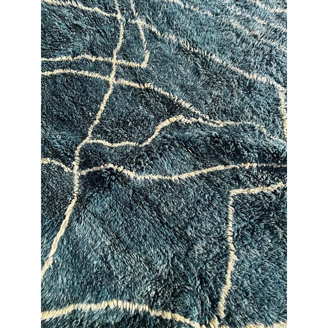 2020s Luxury Moroccan Beni Mrirt Rug – Handwoven Atlas Wool Berber Carpet With Abstract Geometric Design For Sale - Image 5 of 10