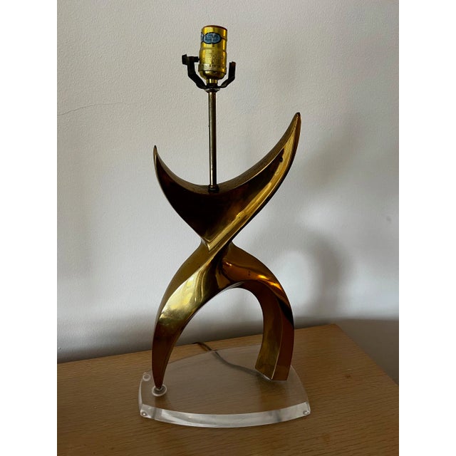 Jean Arp Biomorphic Modernist Brass and Lucite Lamp in the Style of Jean Arp For Sale - Image 4 of 7