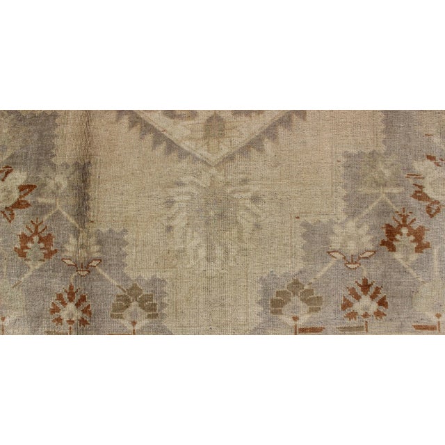 Cream Mid 20th Century Floral Layered Medallion Vintage Turkish Oushak Rug in Cream Ivory Gray For Sale - Image 8 of 10