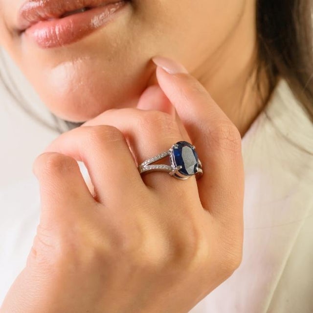 Metal Early 21st Century 4.57Ct Blue Sapphire & Diamond Split Shank Ring Size 6.5 in 14k Gold For Sale - Image 7 of 15