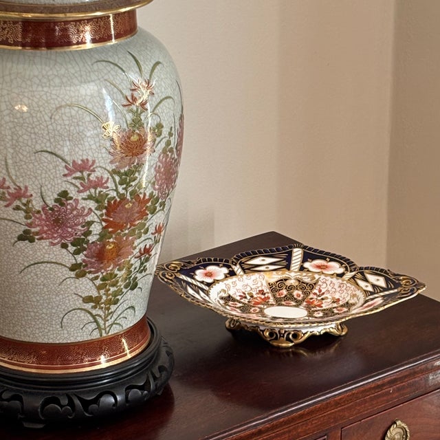 Royal Crown Derby Porcelain 1906 English Royal Crown Derby Traditional Imari Footed Dish For Sale - Image 4 of 17