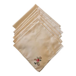 Vintage Set of 6 Embroidered Dinner Napkins Beige Traditional Farmhouse Shabby Chic Edwardian Spring Easter For Sale