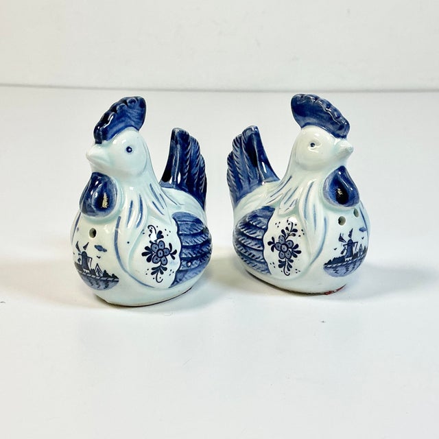1950s Vintage Boho Chic Delft Chicken Salt & Pepper Shakers - A Pair. For Sale - Image 10 of 16
