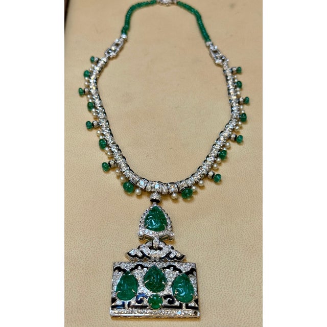 Art Deco 25 Ct Natural Carved Emerald & 10 Ct Diamond Art Deco Style 18 KW Gold Necklace For Sale - Image 3 of 18