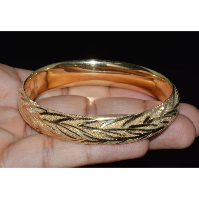 Metal Gorgeous 14k Solid Gold Engraved Leaves Stacking Bangle Bracelet For Sale - Image 7 of 13