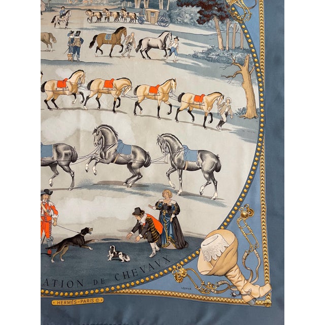 PRESENTATION HERMES DES CHEVAUX 1980 Carré en soie Ledoux Philippe Cette élégante écharpe représente les mousquetaires et...