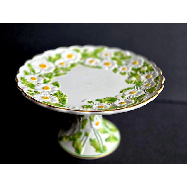 Offered is a lovely ceramic pedestal cake/pastry platter in the Mottahedeh & Co daisy pattern, made in Italy in the 1960s....