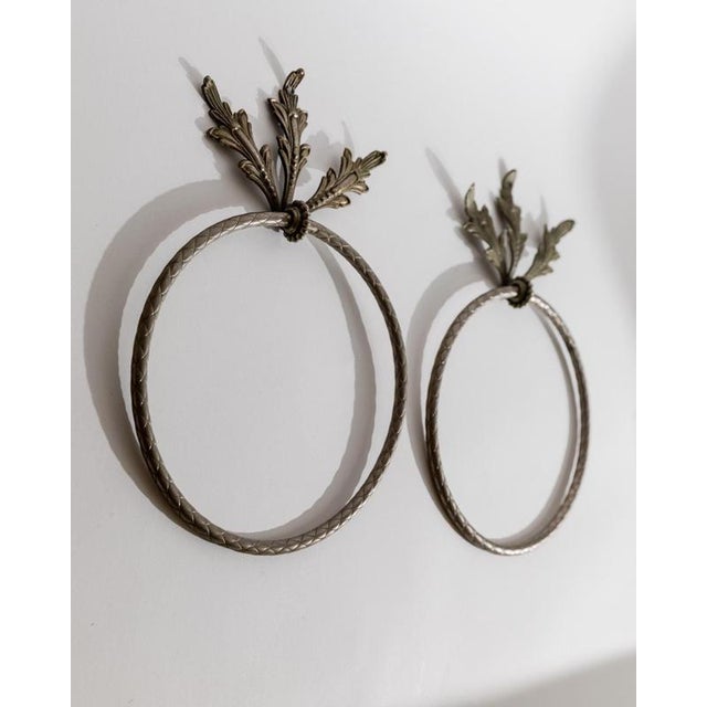Vintage Oak Leaf Relief Hand Towel Rings in Metal, 1930s, Set of 2 For Sale - Image 3 of 11