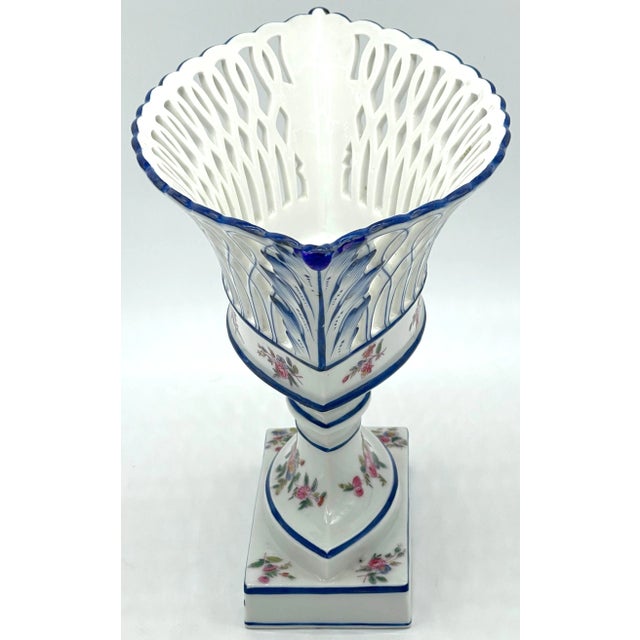 19th Century Old Paris Neoclassic Oval Blue and White Floral Pedestal Centerpiece France, circa 1875 A splendid 19th-...
