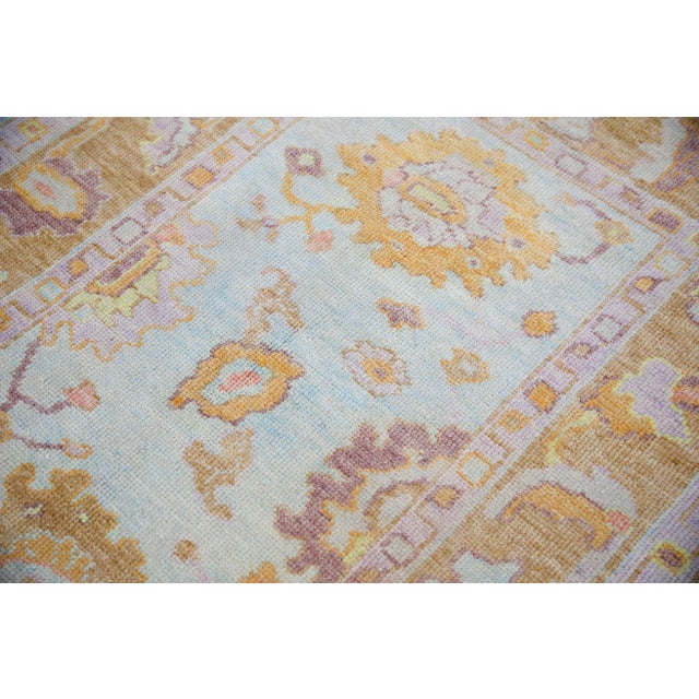 This modern Turkish Oushak rug is a stunning piece of art that has been handwoven using traditional techniques by skilled...