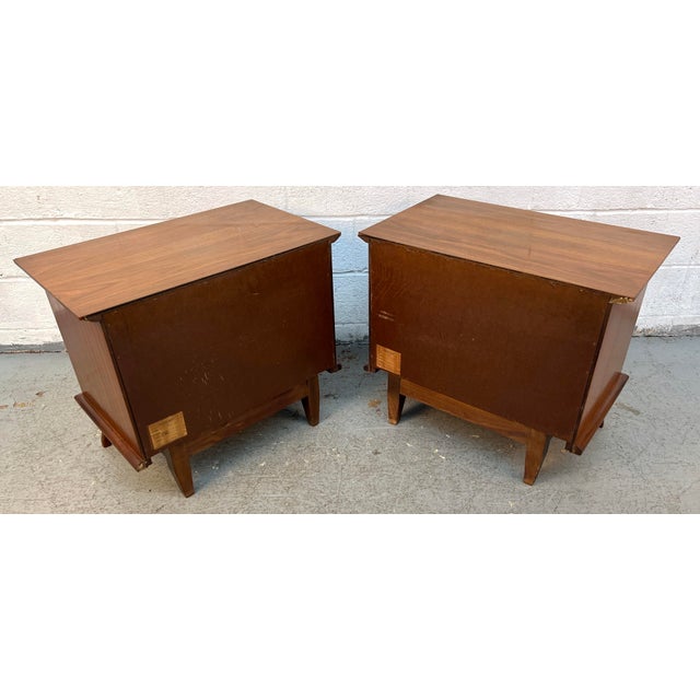 Pair of Mid-Century Walnut Nightstands With Sculpted Drawer Pulls For Sale In New York - Image 6 of 15