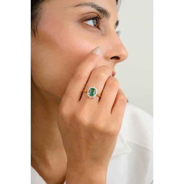 This modern 1.07 ct princess cut emerald halo diamond wedding ring radiates elegance and sophistication. The vibrant...