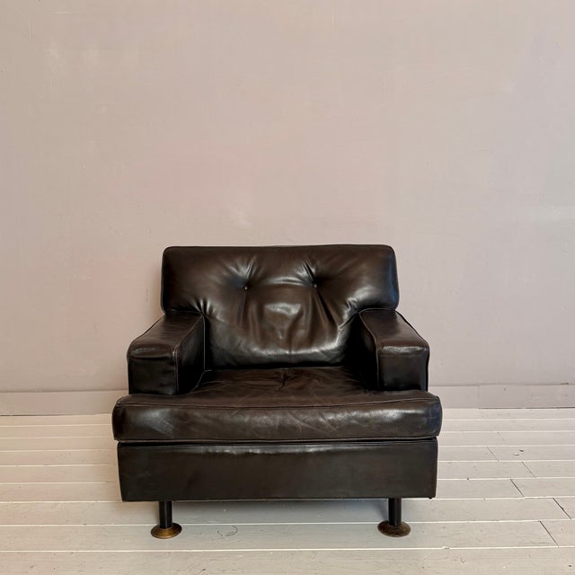 This Marco Zanuso armchair, model Square, crafted around 1960, embodies the designer’s mastery of modern comfort and...