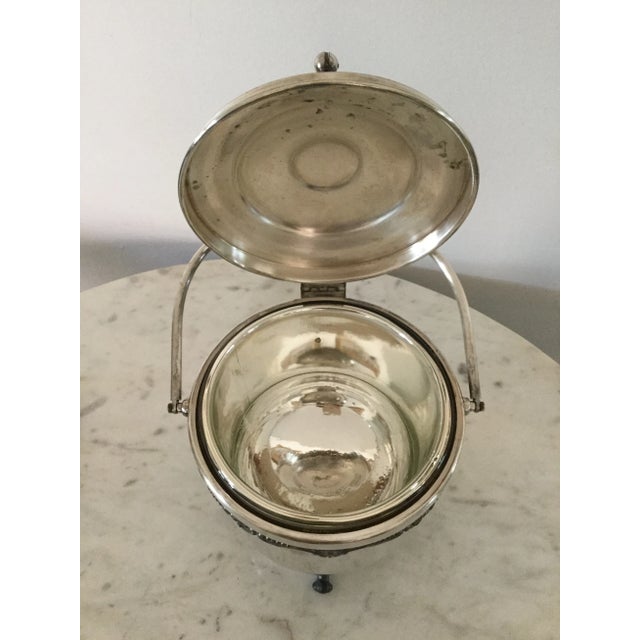 Mid 20th Century Vintage Footed English Regency Silver Plate Ice Bucket With Reticulating Hinge Lid Handle For Sale In Orlando - Image 6 of 8
