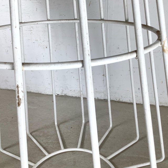 Round White Dining Table With Knoll-Style Wire Base For Sale - Image 11 of 12