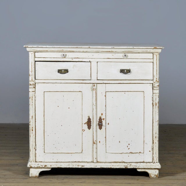 This sideboard, dating from around 1910, is a true treasure for lovers of authentic furniture. The sideboard is in its...