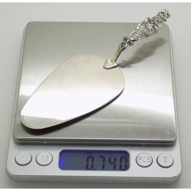 Vintage Italian Handmade Genuine Silver Small Cake Server Flower Handle Presta Naples 800 Continental Silver Pastry Mignon Cupcake Server For Sale - Image 11 of 13