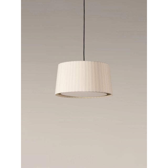 Natural gt6 pendant lamp by santa & cole dimensions: d 45 x h 23 cm. Materials: metal, ribbon. Available in other colors....