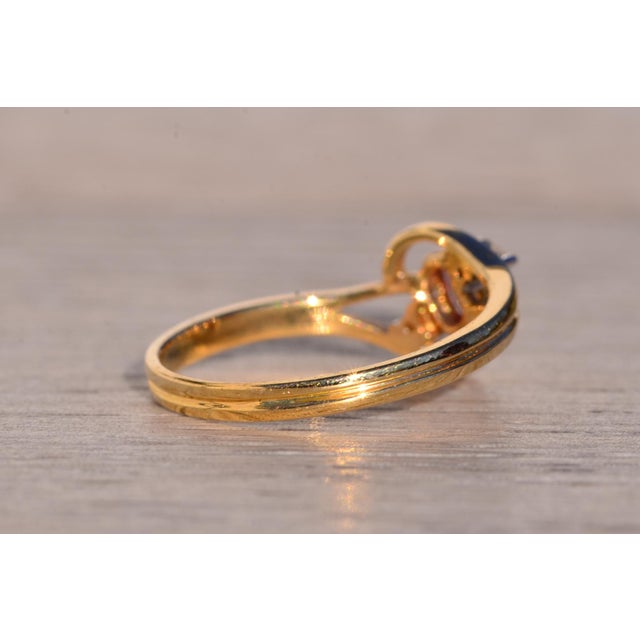 Metal Cinco Calle: Pink Sapphire and Natural Diamond Ring in Yellow Gold For Sale - Image 7 of 11