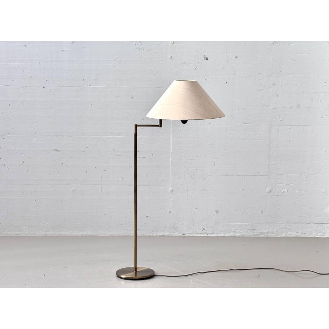 A timeless floor lamp with a restrained, elegant design and harmonious combination of materials. The slender brass-colored...